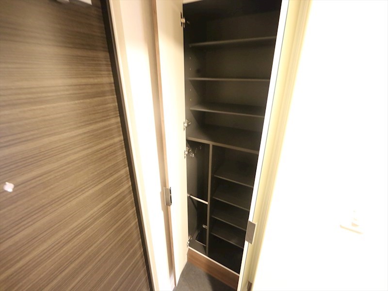 玄関　玄関　シューズボックス付（収納充実してます）