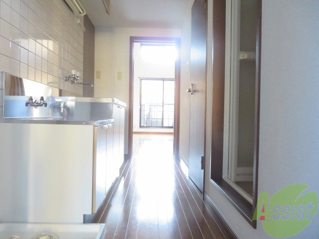 玄関　外から玄関を撮影してみました。広いリビングに繋がっています。