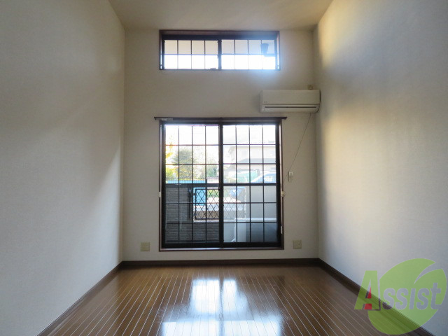 居室・リビング　こちらはリビングです。明るくていいですね。