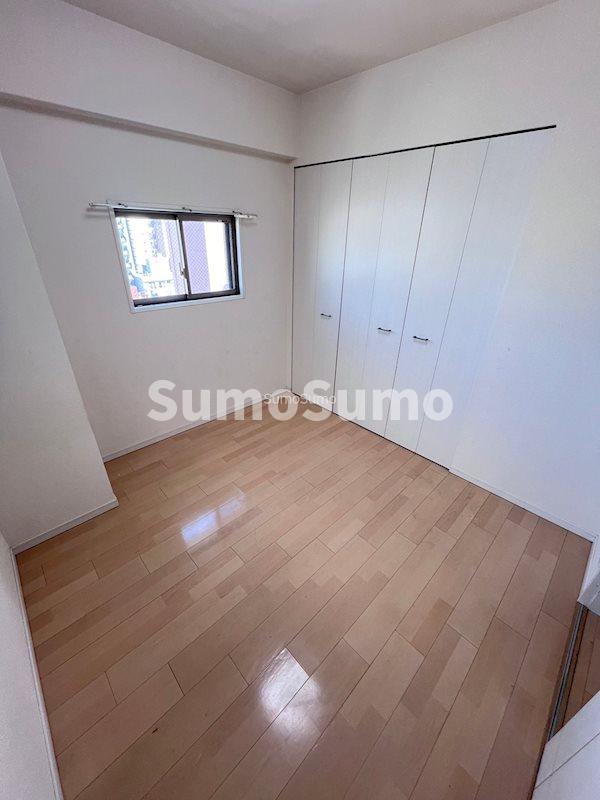 その他部屋・スペース　落ち着いた色調の寝室です