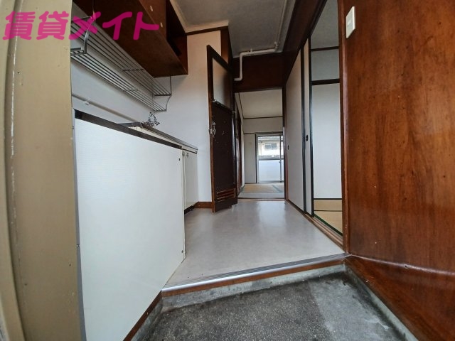 玄関　同タイプ部屋写真です。