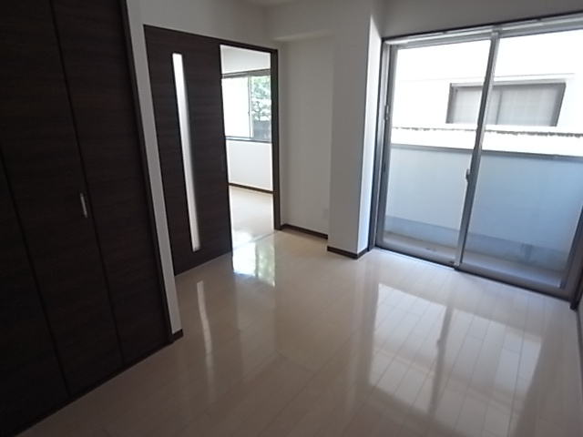 その他部屋・スペース　開放的な寝室です