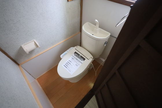 トイレ　※別号室の写真でございます。