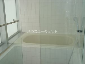 バス・シャワールーム　なんとお風呂の扉はスケルトン。