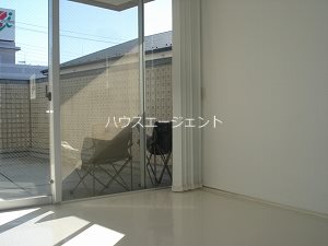 その他部屋・スペース　バルコニーからは明るい陽射し。床の白さが更に室内を明るくさせ