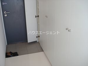 玄関　玄関スペースにはたくさんの収納が。