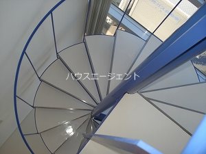 その他　ブルーがさし色。螺旋階段。