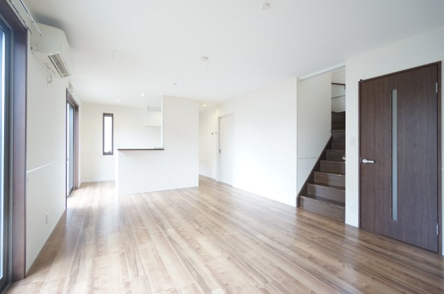 居室・リビング　当日の見学大歓迎！ ※すべて同タイプ・カラー違いのお部屋のお