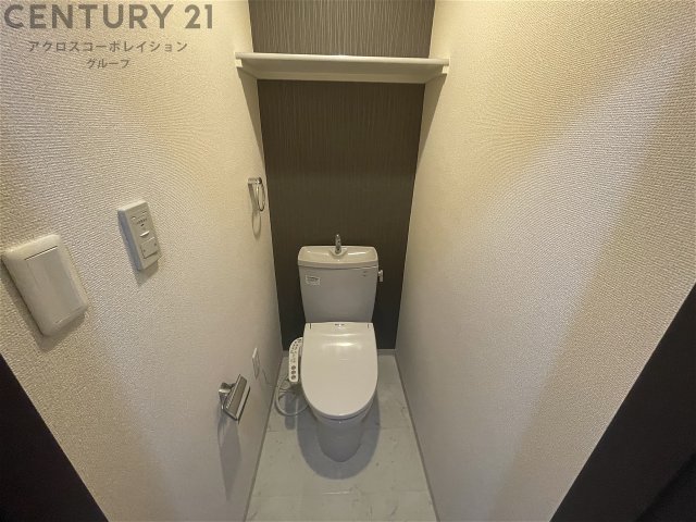 トイレ　収納棚付きのトイレです♪