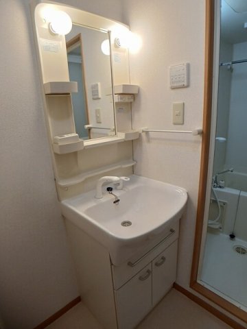 洗面設備　明るい洗面所です