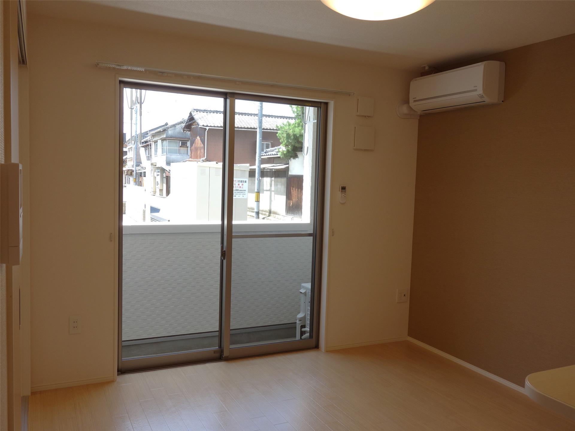 居室・リビング　エアコン付き！バルコニーに面したLDK１０．３帖♪