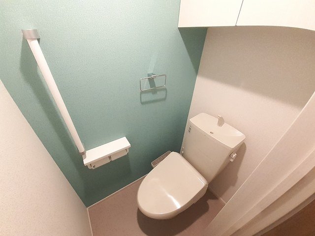 トイレ　落ち着いた色調のトイレです