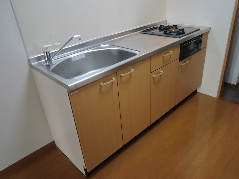 キッチン　システムキッチン、上部には吊戸棚あり、収納たっぷり！