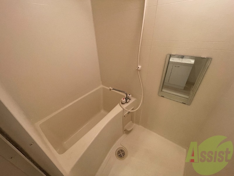 バス・シャワールーム　バスルームは狭すぎず、シャワーも浴びやすそうです。