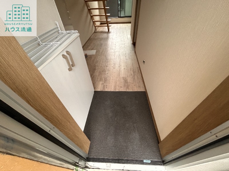 玄関　※写真は別号室です。