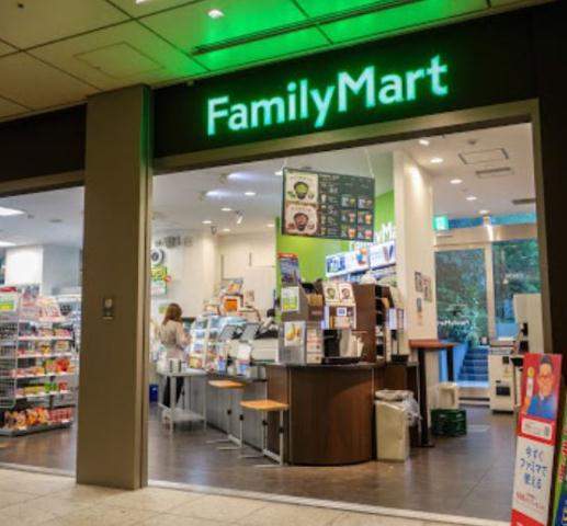 コンビニ　ファミリーマート 愛宕グリーンヒルズ店（コンビニ）まで492m