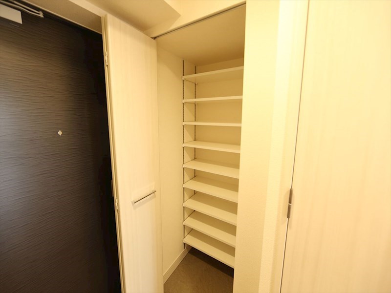 玄関　玄関　シューズクローク付（収納充実してます）
