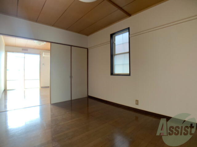 居室・リビング　６帖の洋室です。広々として、きれいですね。