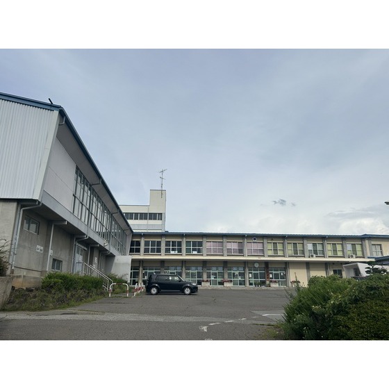 小学校　小諸市立水明小学校（小学校）まで977m