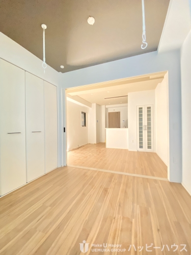 居室・リビング　実物は反転しています。内装は同じです。