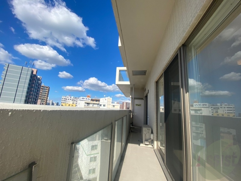 バルコニー　バルコニーは幅があり、広い印象を受けました。