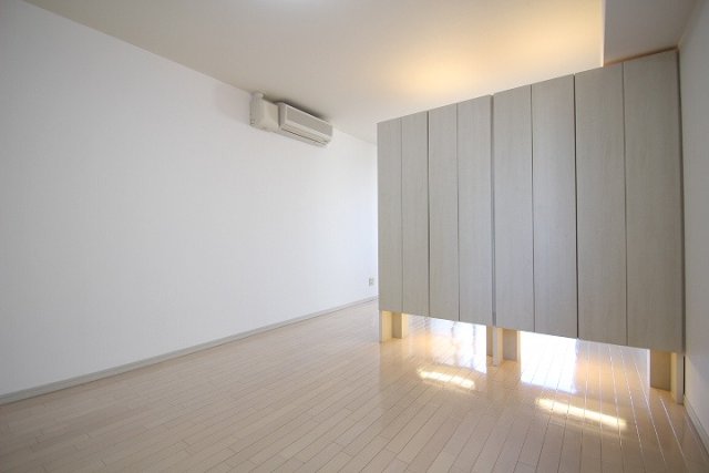 居室・リビング　同物件別室です。