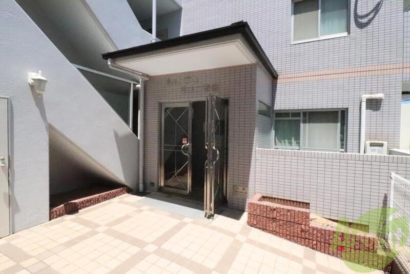 エントランス　マンション入り口はこんな感じです。