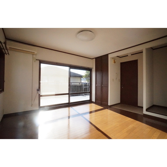 居室・リビング　窓が大きく明るい日差しの室内