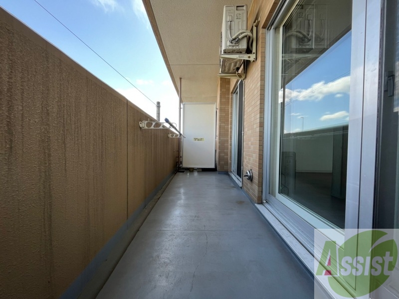 バルコニー　バルコニーは幅があり、広い印象を受けました。