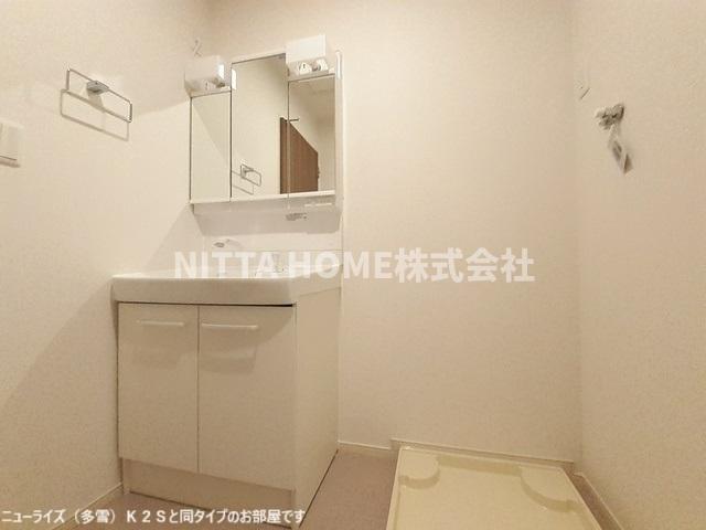 洗面設備　【イメージ写真】三面鏡のシャワー付き洗面台◇
