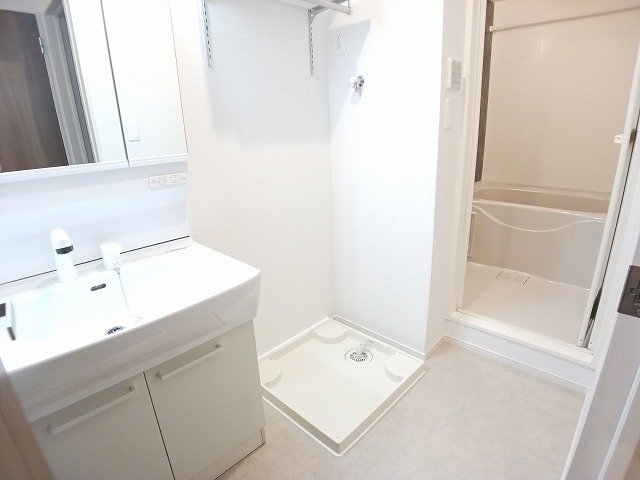 洗面設備　明るい洗面所です