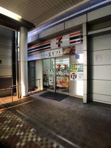 コンビニ　ファミリーマートクラチ横浜西口店（コンビニ）まで222m