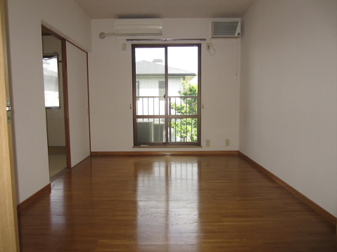 居室・リビング　別号室の写真になります