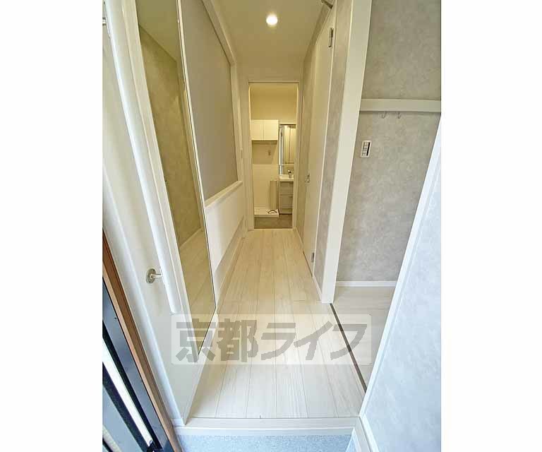 その他部屋・スペース　玄関からみた室内です。