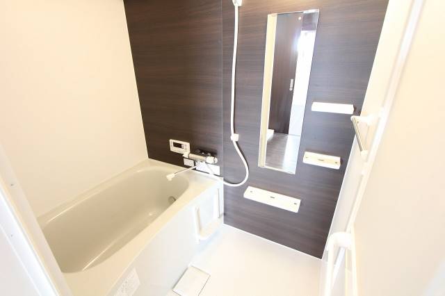 バス・シャワールーム　カラーパネルがおしゃれなお風呂です