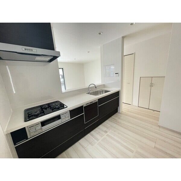 キッチン　グリル付きのシステムキッチン完備♪