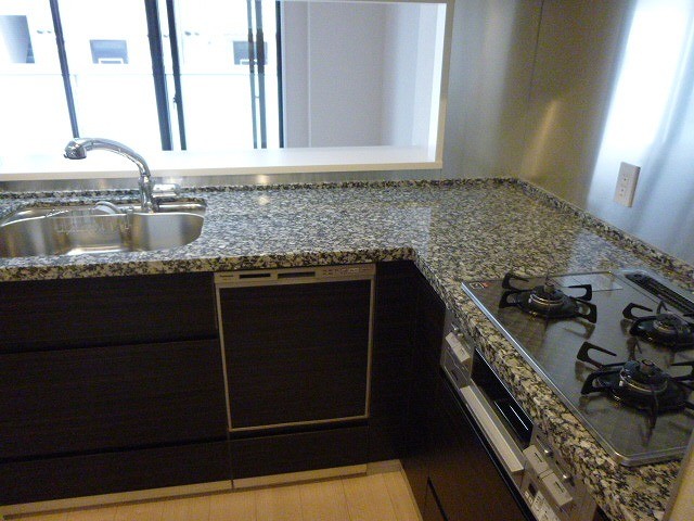 キッチン　コンパクトなキッチンで掃除もラクラク