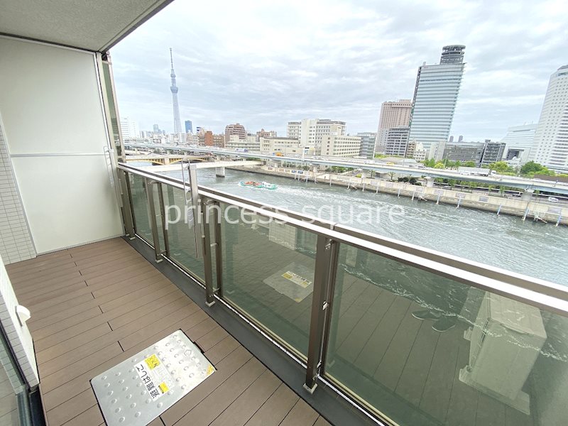 バルコニー　バルコニーからはスカイツリーの見える眺望。夏には花火も見れま