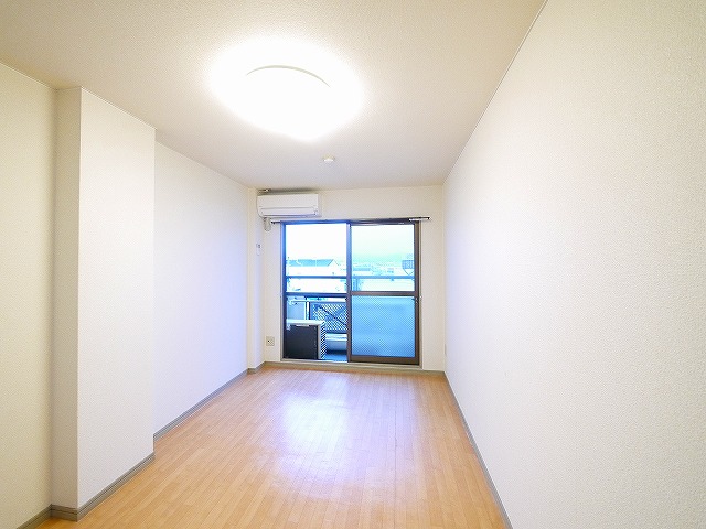 居室・リビング　ゆったり過ごせる居間です