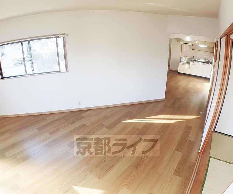 居室・リビング　広々としていてフローリングが綺麗なお部屋です。