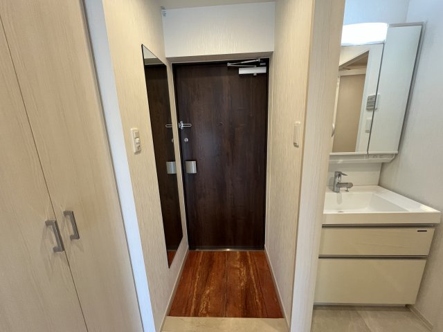 玄関　ホワイト基調の部屋を表示していますが、実際はグレージュ基調の