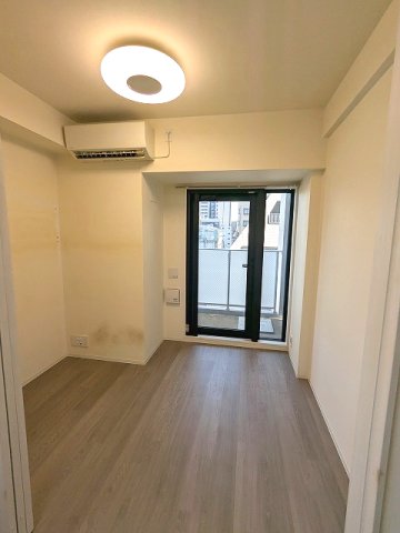 居室・リビング　参考写真、洋室に照明・エアコン付き、インターネット無料