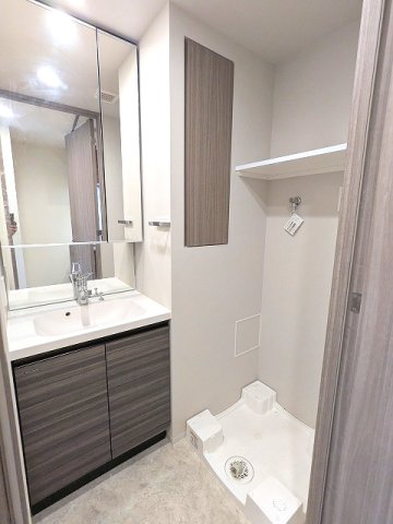 洗面設備　参考写真、トイレと独立した洗面室、2面鏡付・ハンドシャワー付