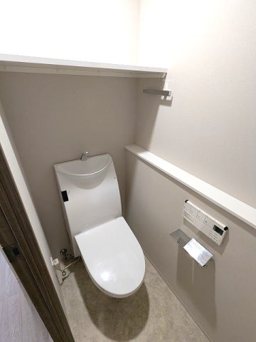 トイレ　参考写真、洗面室と独立した温水洗浄便座です、ペーパーホルダー