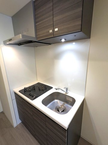 キッチン　参考写真、ガス2口システムキッチン、瀟洒でお手入れ楽なガラス