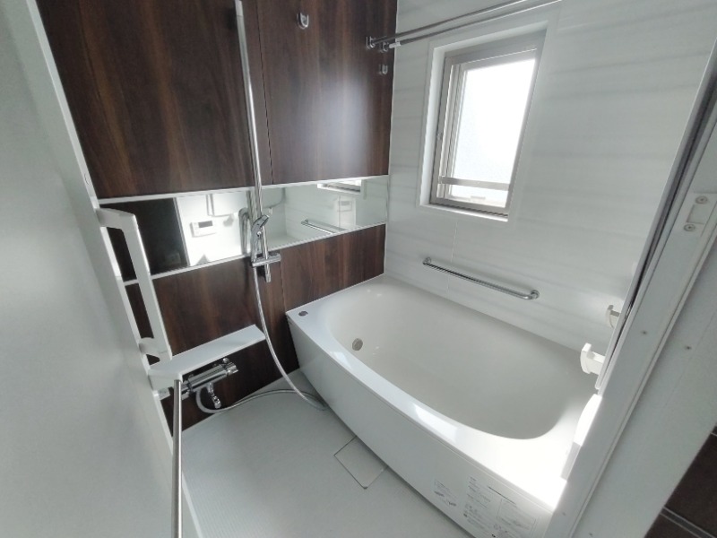 バス・シャワールーム　窓付きで高級感のあるパネルのあるバスルーム