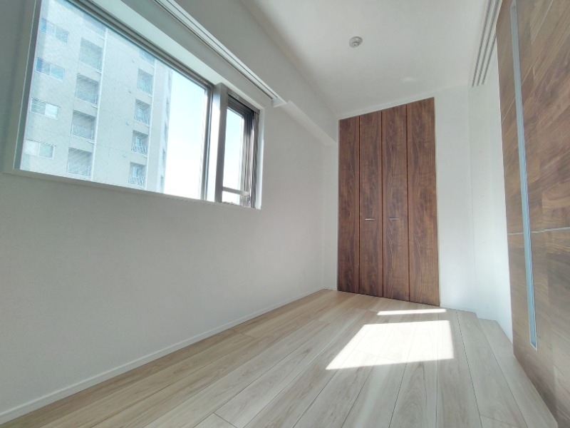 その他部屋・スペース　二面採光の洋室