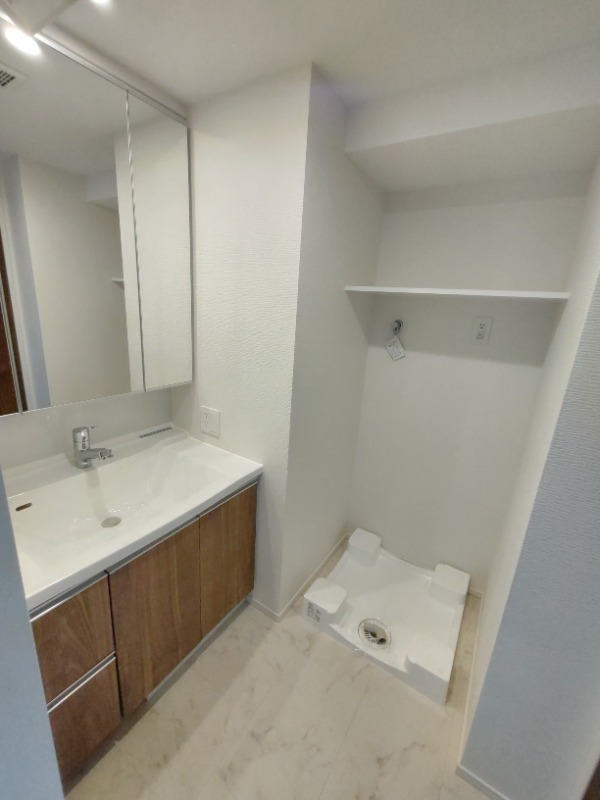 洗面設備　独立洗面台には三面鏡付き