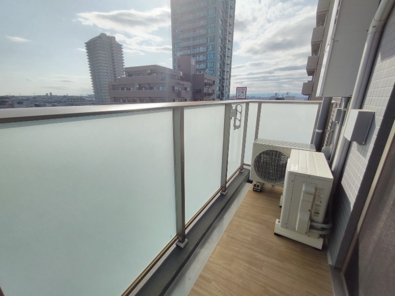 バルコニー　南西向きで採光も期待できるバルコニー