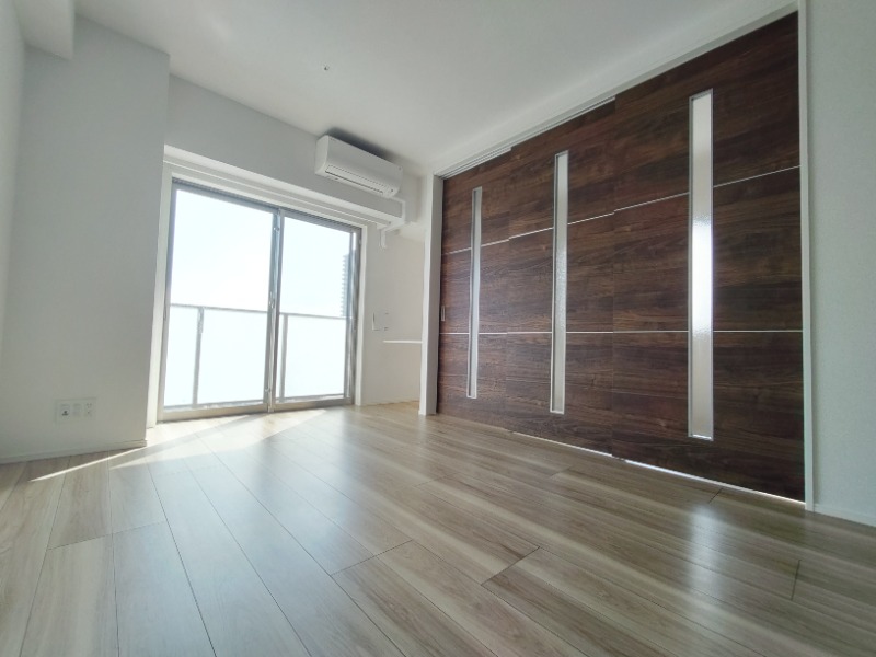 居室・リビング　木目調のフローリングが綺麗なリビング